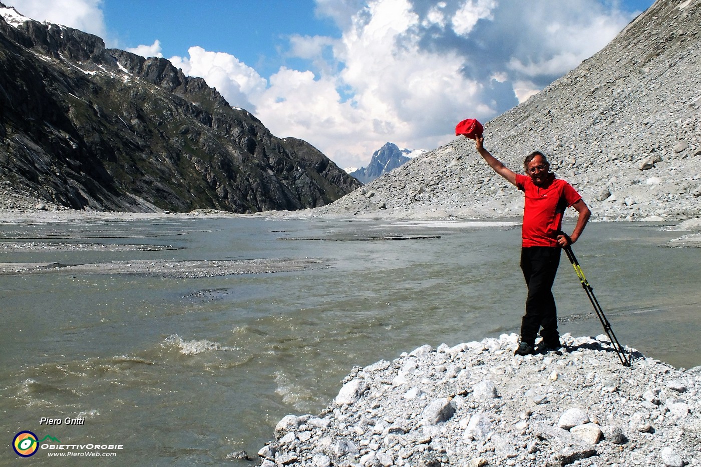 77 Il torrente glaciale Orlegna, gonfio d'acqua di fusione.JPG